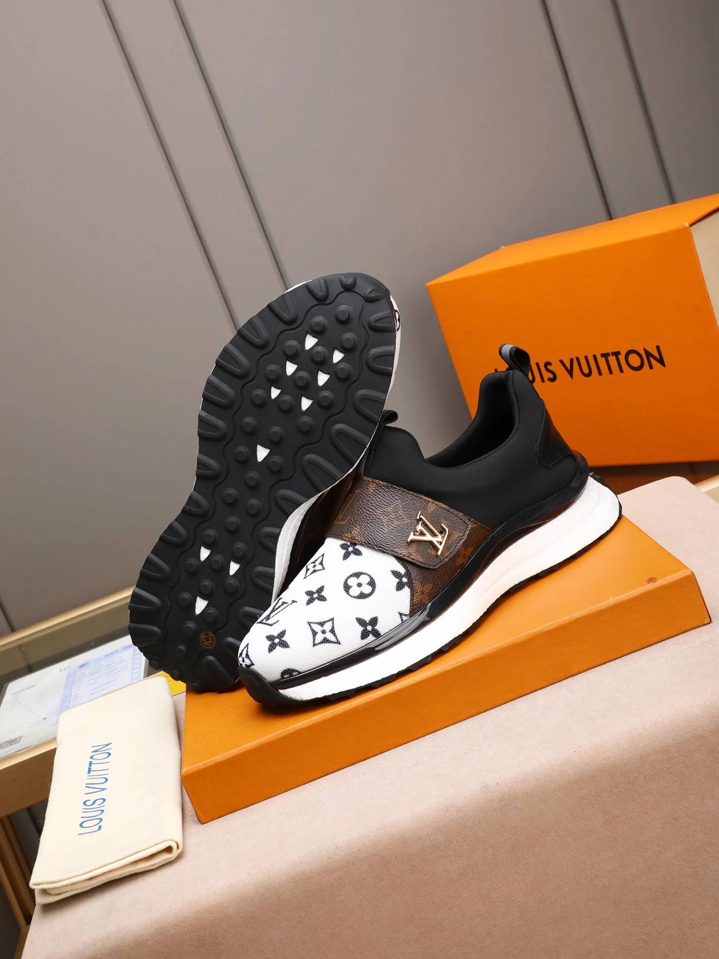 🪐🪐🪐Men's Shoes💰460💰[LV] A top fashion brand, a men's shoe that can handle various styles. The upper is made of a variety of materials, and the lining is imported mesh, which is sweat-absorbent and comfortable. The popcorn outsole design is the top priority - light and comfortable. Extremely testing process requirements: two colors available: 38-44 (customized at 45)